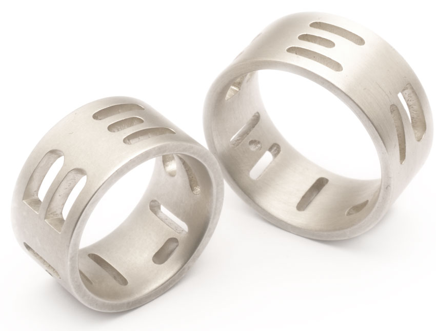 Zwei Berlin Ringe aus Sterling Silber mit umlaufenden abstrakten Buchstaben