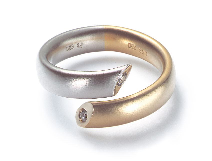 O Line Ring aus Gold und Platin mit ovalem Profil und Brillanten an den Ringenden
