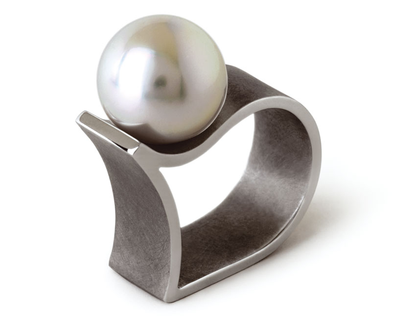 Pearls Ring aus Weißgold mit großer Südseeperle im geschwungenen Ringband
